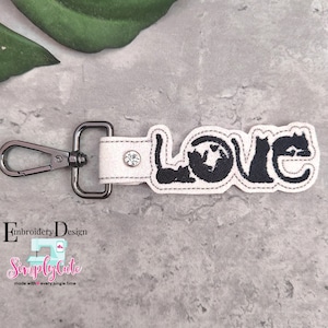 ITH Maskinbroderidesigner Katt med tryckknappsflik Broderifil Kattmamma Nyckelring I bågen Tryckknappsflik Nyckelring