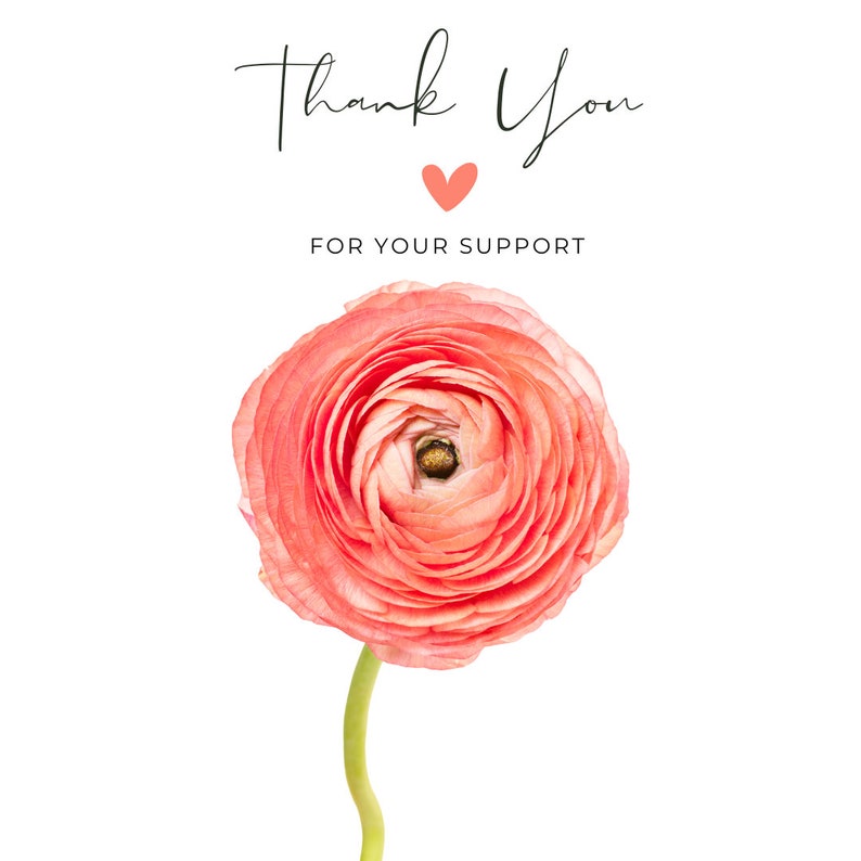 Peut inclure: Une fleur de renoncule de couleur corail avec une tige verte sur fond blanc. Le texte "Thank You" est &eacute;crit en police script au-dessus des mots "FOR YOUR SUPPORT" avec un petit c&oelig;ur corail entre les deux.
