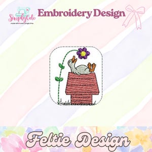 Peut inclure: Un motif de broderie représentant un canard de dessin animé se relaxant sur une niche rouge, avec une fleur violette et jaune au-dessus. Le motif est encadré dans un carré blanc, avec les mots "Embroidery Design" en haut.