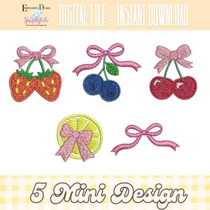 Pode incluir: Arquivo digital com cinco mini designs de bordado. Os designs incluem morangos, mirtilos, cerejas, uma fatia de limão e um laço rosa. O texto diz "DIGITAL FILE - INSTANT DOWNLOAD" e "5 Mini Design".