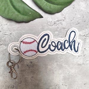 Baseball Stickdatei, ITH Snap Tab Stickmuster, Coach Baseball Taschenanhänger, personalisierte Sporttasche Anhänger, ITH Schlüsselanhänger, Geschenk für Ihn