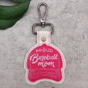 Baseball Mom Stickmotive, ITH Snap Tab Stickmuster, Baseball Schlüsselbund Stickmuster, Sportanhänger, Baseball Cap Schlüsselbund