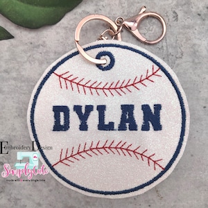 Personalisieren Sie Sport Anhänger Baseball Stickmotive, ITH Taschenanhänger Stickdatei, Baseball Mom Maschinenstickerei, Bogg Bag Schlüsselbund