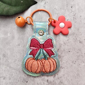 Kokette Schleife Kürbis ITH Stickdatei Designs Snap Tab, Kürbis In The Hoop Stickdateien Schlüsselanhänger, Herbst ITH Schlüsselanhänger Stickdatei