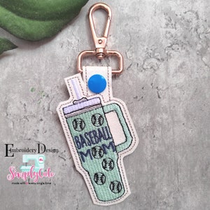 Motifs de broderie maman baseball, motifs de broderie ITH, fichiers de broderie maman baseball Tumbler, languette pression baseball ITH, porte-clés dans le cerceau