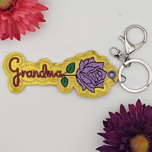 Oma Rose ITH Stickdateien Snap Tab, Blume im Stickrahmen Stickdateien Schlüsselanhänger, ITH Key Fob Stickdatei, Geschenk für Oma