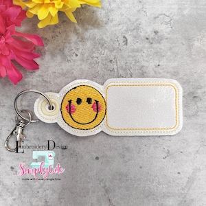 BLANK Schlüsselanhänger | Bag Tag Stickmuster | ITH Stickdateien | Smiley Anhänger | Personalisierter Smiley Anhänger | Passend für 4x4 Reifen