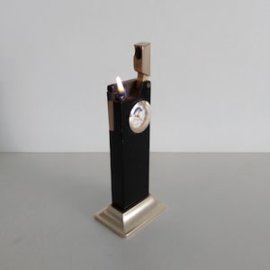 Accendino a benzina Lift Arm Swiss Made degli anni '80, accendino da tavolo a benzina vintage svizzero con orologio