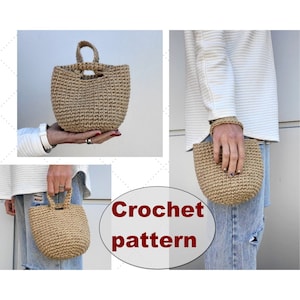 Puede incluir: Patrón de crochet para una pequeña bolsa de mano de yute beige con asa. La bolsa se muestra en tres fotos diferentes, siendo sostenida por una persona.