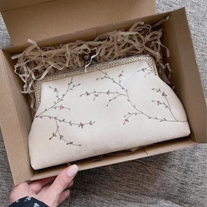 Clutch con bordado floral: bolso personalizado hecho a medida. Regalo artesanal para mujer, novia o uso diario.