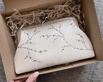 Clutch con bordado floral: bolso personalizado hecho a medida. Regalo artesanal para mujer, novia o uso diario.