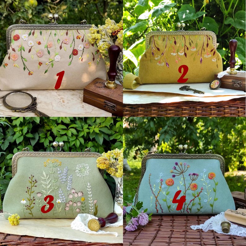 Pu&ograve; includere: Vengono mostrate quattro pochette ricamate con chiusure in metallo. Ogni pochette presenta un diverso design floreale e schema di colori: beige con fiori rossi e rosa, verde oliva con fiori pendenti, verde chiaro con fiori di campo e turchese con fiori arancioni.