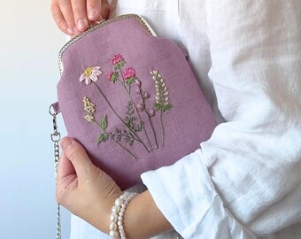 Bolso bandolera con cierre de beso y bordado floral a mano – Minibolso de lino vintage – Regalo artesanal estilo cottagecore para ella
