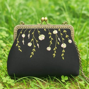 Cartera de mano bordada estilo vintage, negra, con flores cosidas a mano, con marco antiguo y cierre de beso, ideal como regalo de boda.