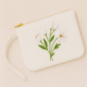 Bolso bordado con lirios blancos, elegante bolso floral artesanal, bolso con cremallera para damas de honor, accesorio minimalista
