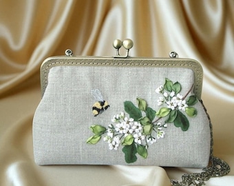 Handgemaakte linnen clutch met lintborduursel – portemonnee met bloemenmotief met bij-ontwerp, vintage Kiss Lock-tas, elegant cadeau voor haar