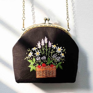 Bolso bordado en marfil, bolso de mano para boda en el jardín, bolso de flores hecho a mano, bolso de hombro con cierre de beso, regalo estilo cottagecore para mujer.