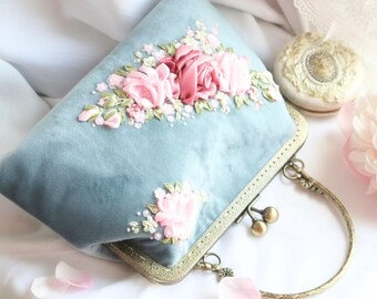 Bolso de mano azul hecho a mano con bordado floral – Bolso retro con cierre de beso – Bolso de noche de inspiración vintage – Regalo para ella – Bolso de boda de algodón suave