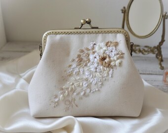 Handgemaakte clutch met bloemenlijst – beige linnen portemonnee met 3D-lintborduurwerk, uniek cadeau bruidsmeisje, vintage bruiloftshandtas