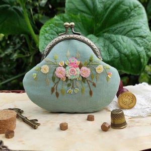 Monedero con bordado floral: nombre personalizable, cartera vintage hecha a mano, regalo ideal para mujeres.