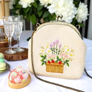 Bolso de mano floral negro, bolso vintage bordado a mano, bandolera con cierre de beso, elegante regalo hecho a mano, bolso de noche botánico