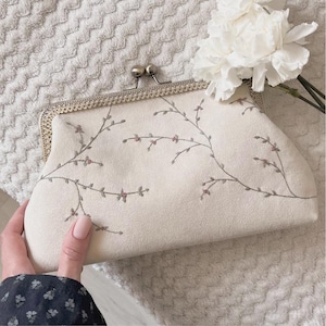 Bolso de mano bordado personalizado - Monedero floral personalizado - Regalo artesanal para ella, dama de honor o invitada de boda