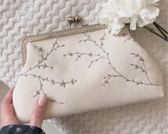 Bolso de mano bordado personalizado – Monedero floral personalizado – Regalo artesanal para ella, dama de honor o invitada de boda