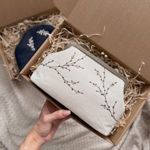 Clutch personalizado bordado a mano: elegante bolso de inspiración vintage. Idea de regalo con nombre o inicial personalizada.
