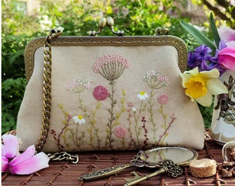 Handgemaakte tas met bloemenborduursel – vintage groene clutch met prachtig bloemdetail