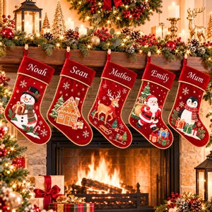 Puede incluir: Cinco calcetines navideños de terciopelo rojo colgados en fila, cada uno con un borde blanco bordado con los nombres Noah, Sean, Matheo, Emily y Mum. Los calcetines muestran apliques festivos de un muñeco de nieve, casa de jengibre, reno, Santa Claus y un pingüino.