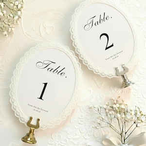 Gepersonaliseerde tafelnummers met kantversiering - bruiloftdecor - romantische tafeldecor bruiloft, aangepaste vintage tafelnummers