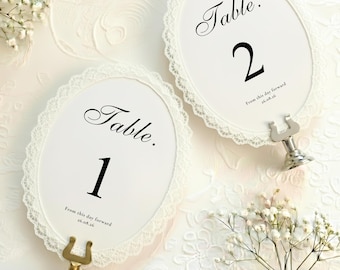 Gepersonaliseerde tafelnummers met kantversiering - bruiloftdecor - romantische tafeldecor bruiloft, aangepaste vintage tafelnummers