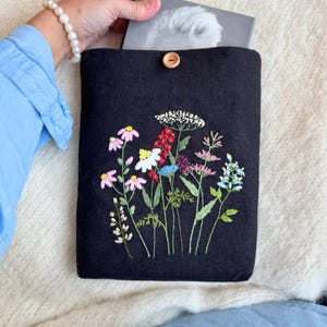 Hand-Embroidered Kindle Sleeve – Floral Padded E-Reader Case – Gift for Book Lovers – Kindle Paperwhite or Oasis Cover