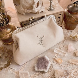 Pochette artisanale personnalisée avec broderie de fleurs - Cadeau personnalisé parfait pour la famille, les amis ou une occasion spéciale