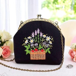 Bolso de mano con flores bordadas a mano, bolso vintage con cierre de beso, bolso cruzado floral, bolso de hombro de lino, regalo para ella, bolso para boda en el jardín.