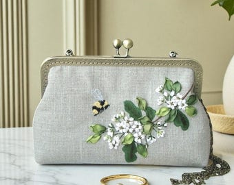 Geborduurde linnen clutch – tas met borduursel met witte bloem en hommellint, handgemaakte Kiss Lock-handtas, uniek cadeau bruidsmeisje