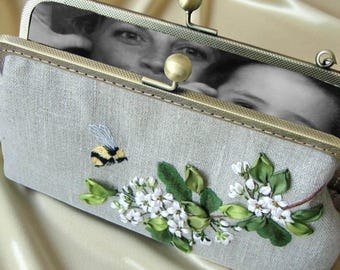 Geborduurde linnen portemonnee met bloemen - handgemaakte clutch met bij en witte bloesem, vintage Kiss Lock-tas, huwelijks- of jubileumcadeau