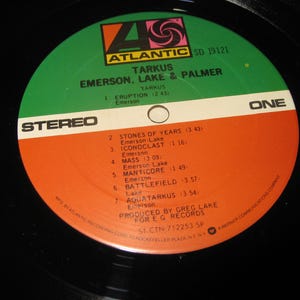 Pu&ograve; includere: Un disco in vinile dell'album "Tarkus" di Emerson, Lake & Palmer. L'etichetta del disco &egrave; verde e arancione con il logo Atlantic Records. Il titolo dell'album e la lista dei brani sono stampati.