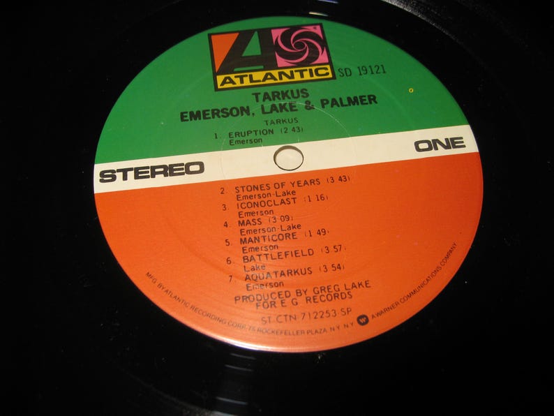 Pu&ograve; includere: Un disco in vinile dell'album "Tarkus" di Emerson, Lake & Palmer. L'etichetta del disco &egrave; verde e arancione con il logo Atlantic Records. Il titolo dell'album e la lista dei brani sono stampati.