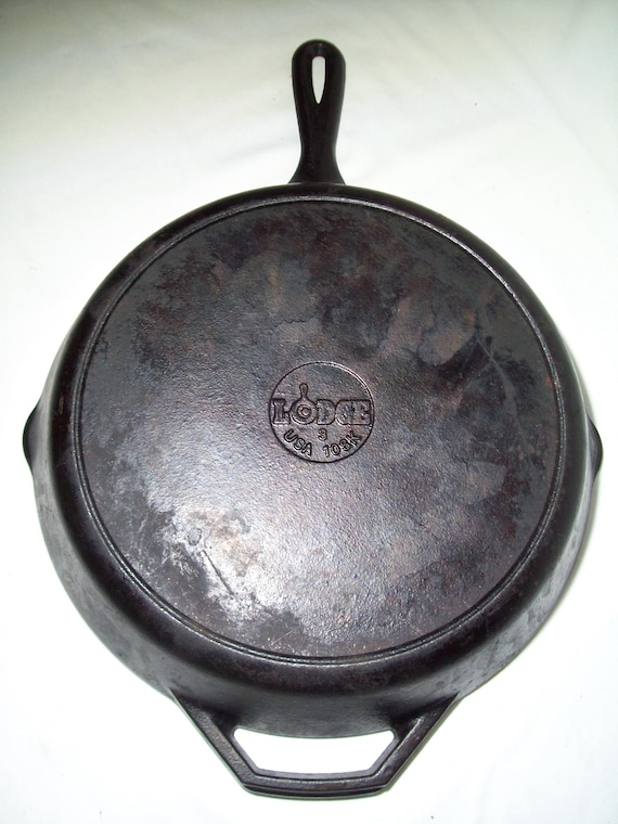 Vintage Lodge 10-SK Cast Iron Skillet & Notched Heat Ring