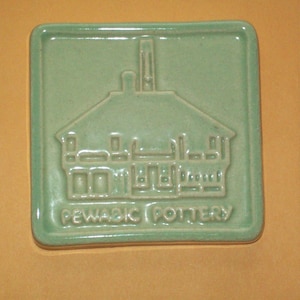 2006 Grüne Pewabic Keramikfliese ~ Vintage angehobene Gebäude Detroit garnicht