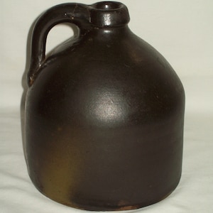Primitiva brocca da whisky in gres da 1/2 gallone ~ Questo pezzo antico si mostra bene