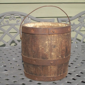 Primitiver Holzeimer aus dem 1800 Jahrhundert mit Eisenbändern ~ Dieses Stück zeigt sich gut!