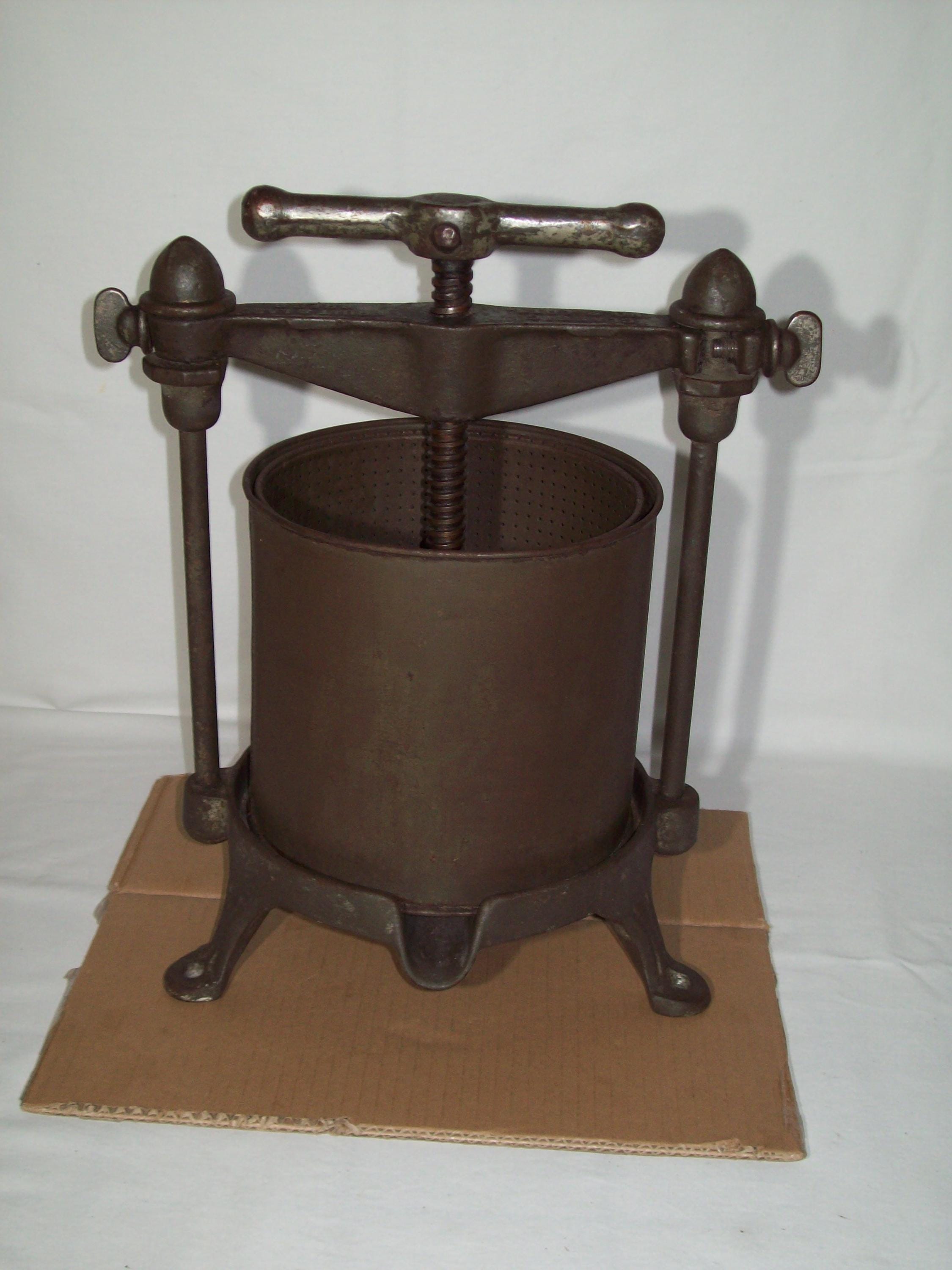Frolois ブリュッセル製 ヴィンテージ ストレーナー付き Griswold Antique Fruit /lard Press ~ Hand Crank Fruit Press ~ Nice