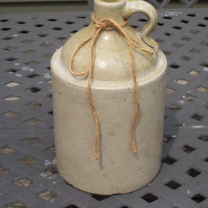 Primitive Beige Steinzeug Tonkrug ~ Schöner kleiner antiker Schulter Whiskykrug