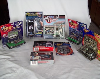 Dale Earnhardt ~ The INTIMIDATOR # 3 ~ VintageNASCAR Memorabilia Gruppe von 8 Stücken