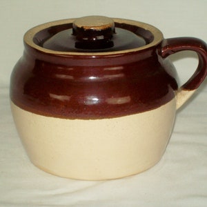 Vintage Two Tone Stoneware Pottery Bean Pot Crock con coperchio ~ Viene fornito in condizioni vintage davvero belle!
