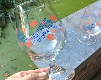 Due Boccette Di Vetro Con Schiuma Di Birra Trasparente E Gambo Di