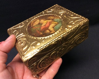 Pequeña caja dorada florentina vintage que representa la Madonna della Seggiola de Rafael