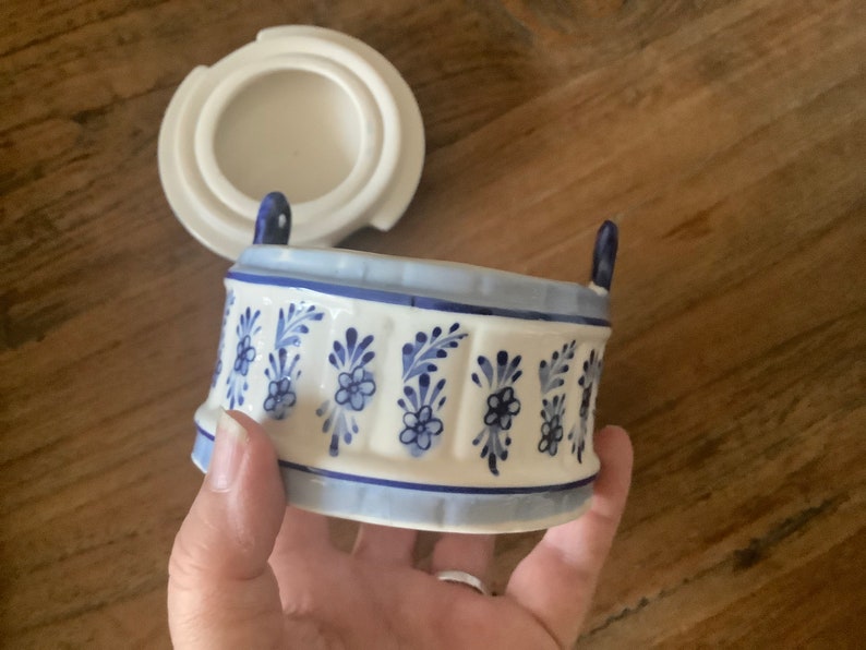 Beautiful vintage round blue delfts glazed ceramic barrel butter dish with lid decorated with a hand painted blue dutch scene image 6